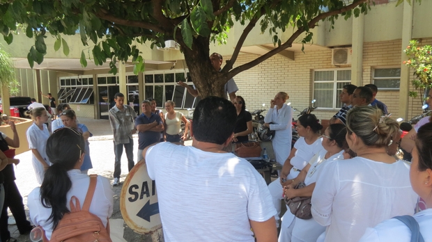 Dourados: Mobilização pelo pagamento de salários atrasados - Hospital Evangélico e Hospital da Vida — foto 1