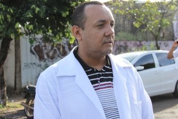 Profissionais da  Santa Casa fazem passeata contra atraso de salários