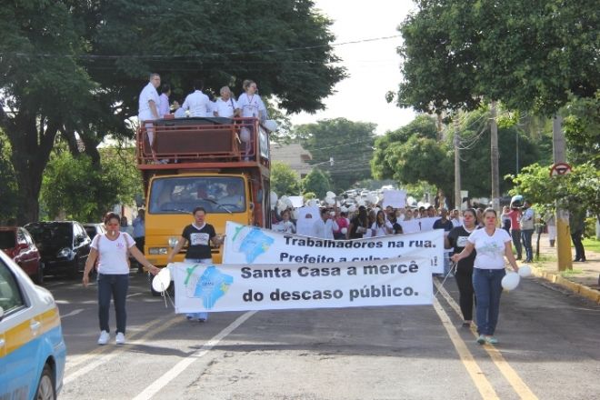 Profissionais da  Santa Casa fazem passeata contra atraso de salários