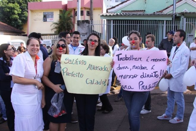 Profissionais da  Santa Casa fazem passeata contra atraso de salários
