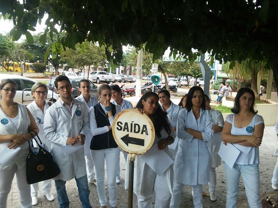 Dourados: Profissionais cruzam os braços por pagamento de salários — foto 1